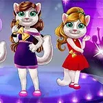 Tres gatos animados vestidos de forma elegante posan en un escenario iluminado con luces violetas y una multitud al fondo