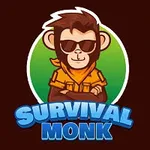 Mono con gafas de sol y un pañuelo naranja, sobre un fondo verde, con letras azules que dicen SURVIVAL MONK