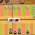 Diversos tipos de sushi alineados sobre una tabla de madera con puntaje en la esquina superior derecha