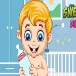 Bebé feliz con cabello rubio sosteniendo un biberón delante de una cuna en una habitación infantil colorida