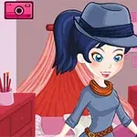 Personaje animado con cabello azul en coleta, sombrero gris y bufanda marrón, en una habitación con muebles rojos y decoraciones rosadas
