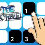 Dibujo de una mano señalando un cuadro negro numerado sobre un fondo de cuadros blancos, con el texto Tap the Black Tile!