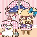 Dibujo de un oso con gafas y moño azul sentado en una silla junto a una mesa con postres, acompañado de una alpaca blanca, en un entorno acogedor con una ventana y cocina en el fondo