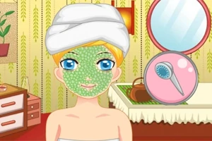 Persona con toalla en la cabeza y mascarilla verde en el rostro, con fondo de un cuarto decorado y mesa con espejo redondo y ratón de computadora