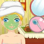 Persona con toalla en la cabeza y mascarilla verde en el rostro, con fondo de un cuarto decorado y mesa con espejo redondo y ratón de computadora