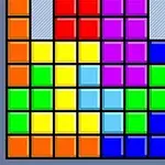 Bloques de colores brillantes apilados en diferentes formas y posiciones sobre un fondo azul claro