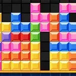 Bloques de colores brillantes apilados en una cuadrícula, formando líneas incompletas con un espacio vacío negro en el centro
