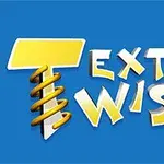 Texto Text Twist 2 en colores amarillos y blancos sobre un fondo azul, con un diseño espiral en la letra T