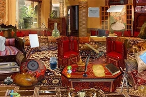 Una sala con decoración oriental llena de objetos dispersos, incluyendo alfombras elaboradas, sillas rojas y jarrones