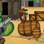 Un personaje vestido como vaquero con sombrero y pañuelo rojo apunta con una pistola detrás de un barril en un escenario del viejo oeste con cactus y cajas de madera