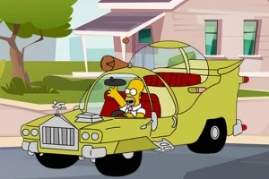 Hombre de piel amarilla conduciendo un auto verde con un diseño único y futurista frente a una casa