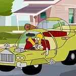 Hombre de piel amarilla conduciendo un auto verde con un diseño único y futurista frente a una casa