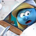 Una figura azul con cabello rubio y gorro blanco mirando sorprendida a través de una superficie transparente con copos de nieve alrededor