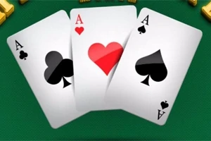 Tres cartas de póker con ases de trébol, corazón y espada sobre una mesa verde
