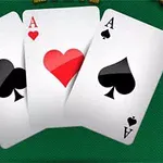 Tres cartas de póker con ases de trébol, corazón y espada sobre una mesa verde