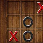 Tres fichas de juego en un tablero de madera, con dos X rojas y una O negra en el centro