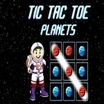 Astronauta sonriente junto a un tablero de tres en raya con planetas rojos y azules en un fondo espacial estrellado