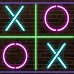 Neón de colores brillantes formando un tablero de tres en raya con las letras XO y VEGAS en un fondo de ladrillos