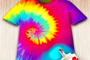 Camiseta con diseño espiral de colores brillantes en estilo psicodélico sobre fondo de madera clara, acompañada de una botella de pintura al frente