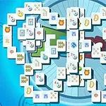 Fichas de dominó con diferentes símbolos organizadas en una formación sobre un fondo azul con detalles geométricos