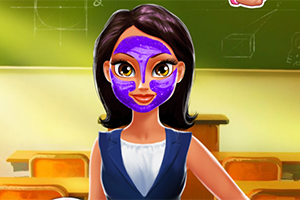 Mujer con mascarilla facial morada en un salón de clases