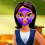 Mujer con mascarilla facial morada en un salón de clases