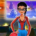 Mujer con disfraz de superhéroe azul y rojo, llevando gafas negras, parada frente a una pantalla con un paisaje invernal