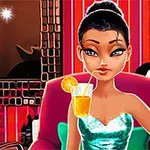 Mujer con cabello recogido, vestido verde brillante, sentada en una silla rosa, bebiendo jugo con una rodaja de limón en un salón moderno