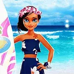 Mujer sonriente con cabello largo y oscuro, llevando una diadema de flores, junto a una tabla de surf colorida, frente al mar azul con cielo despejado