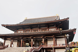 Templo tradicional japonés de madera con varias plantas y techo inclinado