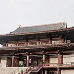 Templo tradicional japonés de madera con varias plantas y techo inclinado