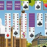 Cartas de baraja dispuestas en columnas sobre un fondo de una ciudad con edificios y un puente