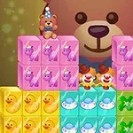 Bloques de colores con juguetes pequeños y un gran oso de fondo decorado en un estilo festivo