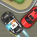 Coche de policía persiguiendo a un auto rojo en una intersección desde vista aérea
