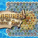 Un tablero hexagonal lleno de iconos coloridos con un pergamino en el lado izquierdo que dice Treasures of the Mystic Sea sobre un fondo de agua azul