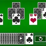 Cartas de baraja sobre un fondo verde con varios montones, botones de control y una carta con un comodín visible