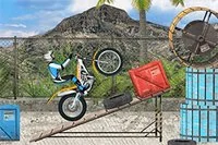 Monta una moto y supera muchos obstáculos en la pista