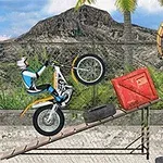 Motocicleta realizando un truco en una rampa frente a cajas, neumáticos y paisaje montañoso