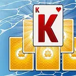 Carta de Rey de corazones sobre cinco cartas doradas boca abajo con un fondo azul y detalles de agua