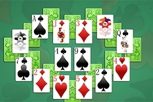 Cartas de juego dispuestas en forma circular sobre un fondo verde