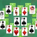 Cartas de juego dispuestas en forma circular sobre un fondo verde