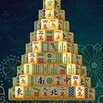 Pirámide de fichas de mahjong sobre fondo floral verde oscuro