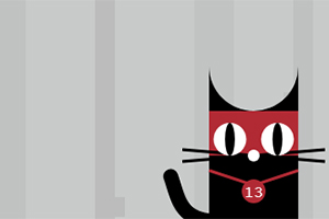 Gato negro con antifaz rojo y número 13 en un fondo gris con rayas verticales