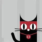 Gato negro con antifaz rojo y número 13 en un fondo gris con rayas verticales