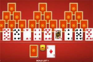 Baraja de cartas ordenadas en forma de pirámide sobre un fondo rojo