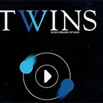 Título TWINS en letras blancas con una W azul, dos esferas azules orbitando un botón de reproducción central en un fondo oscuro