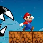 Personaje de gorra roja corriendo por un plataforma mientras es perseguido por una criatura negra con dientes afilados bajo un cielo estrellado