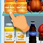 Una mano señalando tarros de crema de cacahuate en un estante con jugo de naranja, una botella de refresco y langostas decorativas