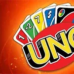 Cartas de colores y símbolo circular con la palabra UNO sobre un fondo naranja brillante