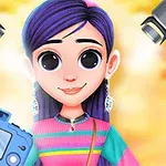 Ilustración de una niña con cabello morado y ojos grandes, sosteniendo una cámara y rodeada de luces brillantes